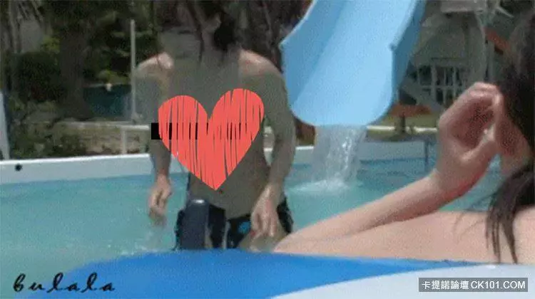 正妹玩「超激滑水道」 滑入水中一起身...亮點露出!