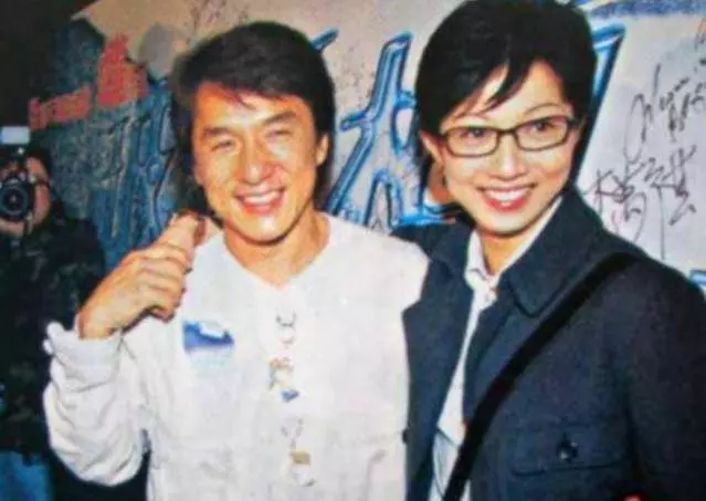 成龍喜提31歲「兒媳婦」,19歲女兒小龍女曬結婚證書,幸福感十足