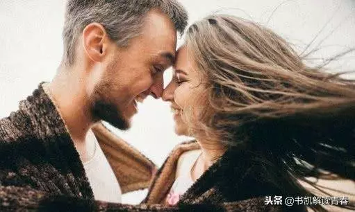 25歲小伙娶61歲女子,網上大肆秀恩愛,婚紗照有點看不下去