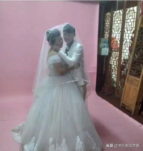 25歲小伙娶61歲女子,網上大肆秀恩愛,婚紗照有點看不下去