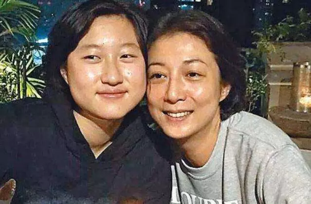 成龍喜提31歲「兒媳婦」,19歲女兒小龍女曬結婚證書,幸福感十足