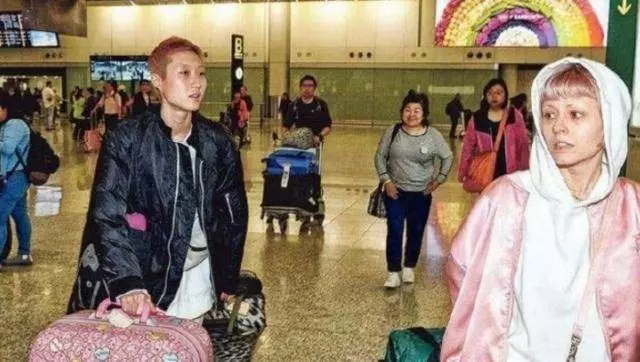 成龍喜提31歲「兒媳婦」,19歲女兒小龍女曬結婚證書,幸福感十足