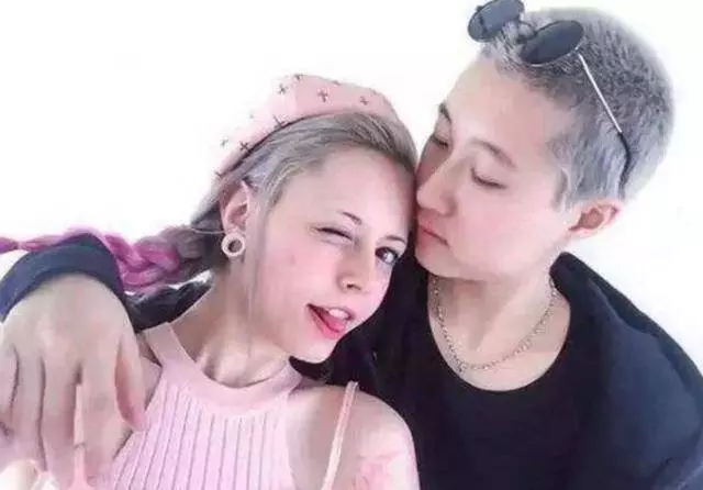 成龍喜提31歲「兒媳婦」,19歲女兒小龍女曬結婚證書,幸福感十足