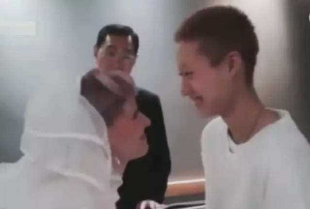 成龍喜提31歲「兒媳婦」,19歲女兒小龍女曬結婚證書,幸福感十足