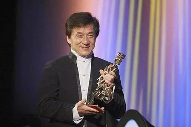 成龍媽媽長相大曝光,原來吳卓林竟和奶奶長得一模一樣,網友:奶奶的基因真厲害~