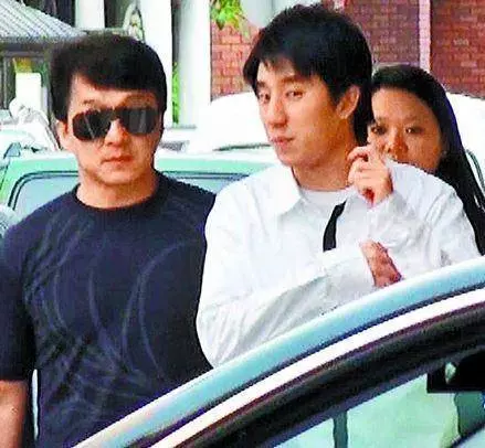 成龍媽媽長相大曝光,原來吳卓林竟和奶奶長得一模一樣,網友:奶奶的基因真厲害~