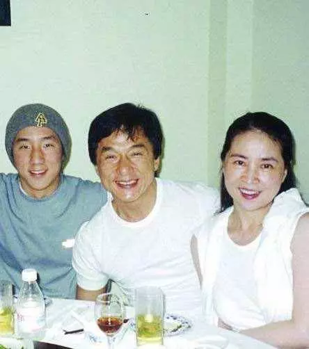 成龍媽媽長相大曝光,原來吳卓林竟和奶奶長得一模一樣,網友:奶奶的基因真厲害~