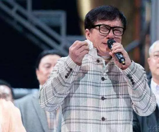 成龍媽媽長相大曝光,原來吳卓林竟和奶奶長得一模一樣,網友:奶奶的基因真厲害~