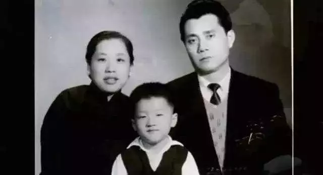 成龍媽媽長相大曝光,原來吳卓林竟和奶奶長得一模一樣,網友:奶奶的基因真厲害~