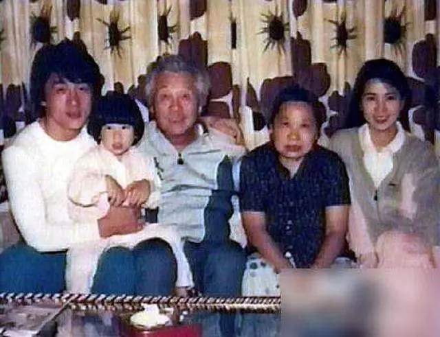 成龍媽媽長相大曝光,原來吳卓林竟和奶奶長得一模一樣,網友:奶奶的基因真厲害~