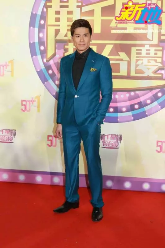 《2018萬千星輝賀台慶》紅地毯上,她靠這身服裝成為全場焦點,比「胸」狠更凶!網友:她不贏就假啦~