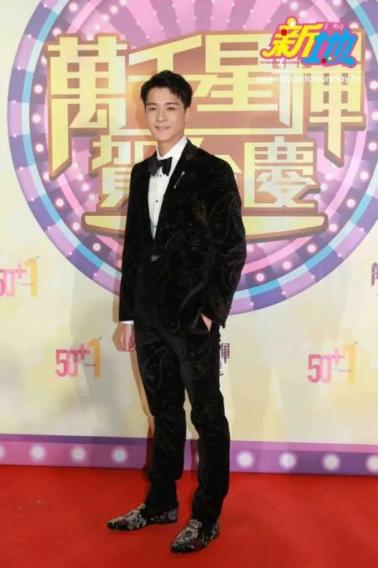 《2018萬千星輝賀台慶》紅地毯上,她靠這身服裝成為全場焦點,比「胸」狠更凶!網友:她不贏就假啦~