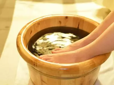 鹽水泡腳好處多,可以治療百病!快轉發!可以幫助很多人!