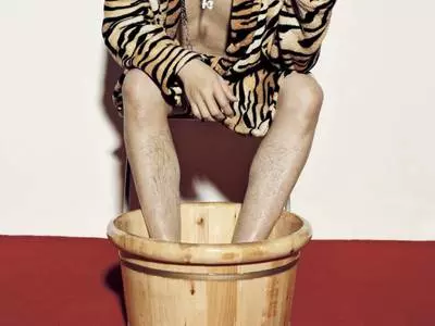 鹽水泡腳好處多,可以治療百病!快轉發!可以幫助很多人!