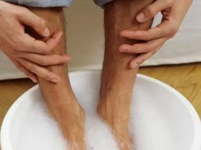 鹽水泡腳好處多,可以治療百病!快轉發!可以幫助很多人!
