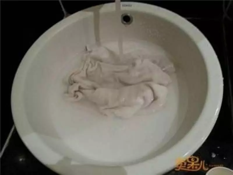 毛巾用久了臭烘烘?先別急著扔,阿姨教你一招,讓毛巾5分鐘潔白如新!