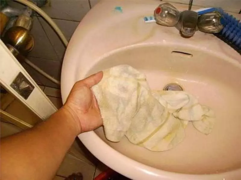 毛巾用久了臭烘烘?先別急著扔,阿姨教你一招,讓毛巾5分鐘潔白如新!