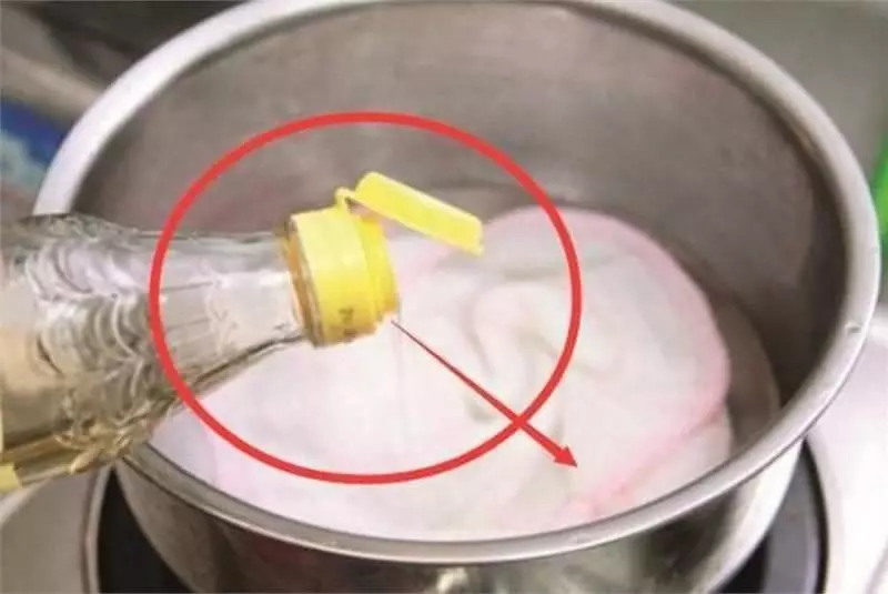 毛巾用久了臭烘烘?先別急著扔,阿姨教你一招,讓毛巾5分鐘潔白如新!