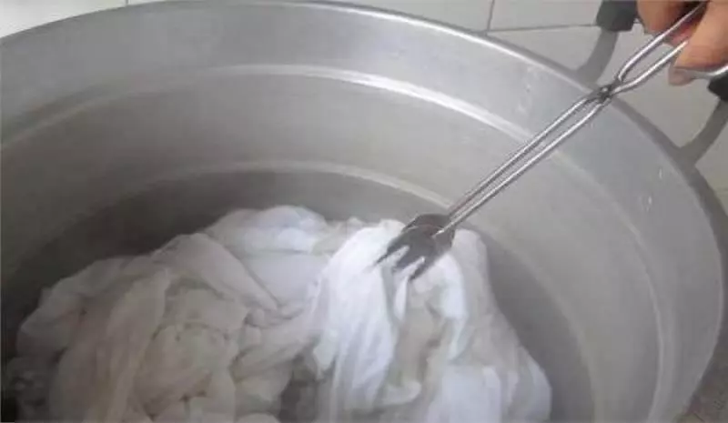 毛巾用久了臭烘烘?先別急著扔,阿姨教你一招,讓毛巾5分鐘潔白如新!