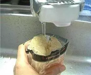 一直以來都切錯金針菇了!金針菇原來要這樣切,快學起來!