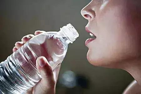 一定不要這樣喝水,會「毀掉」自己的腎!很多人都做錯了!