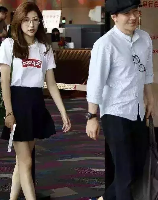 40歲劉謙發福顯蒼老,成公園老大爺?與嬌妻同行像是「父女」