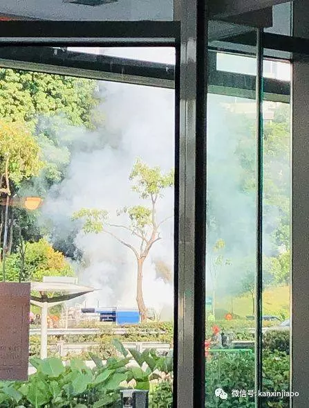 【新加坡】親眼目睹西海岸汽車自燃爆炸! 畫面太驚悚了!