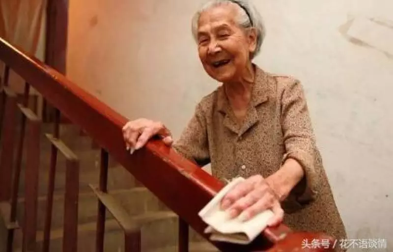 為了還債,母親外出做保姆,打電話時忘掛,聽到對話兒子哭了