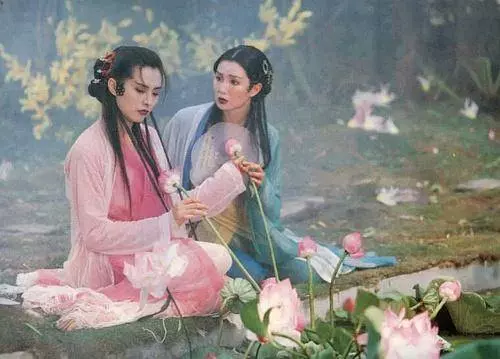鄭秀文最新活動未P照,三層眼袋太搶鏡,相比下惠英紅又美又霸氣