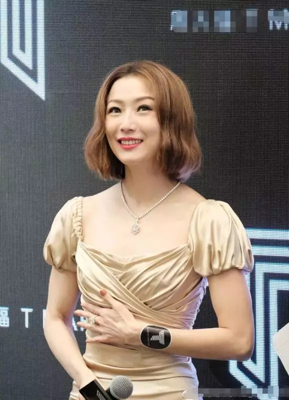 鄭秀文最新活動未P照,三層眼袋太搶鏡,相比下惠英紅又美又霸氣