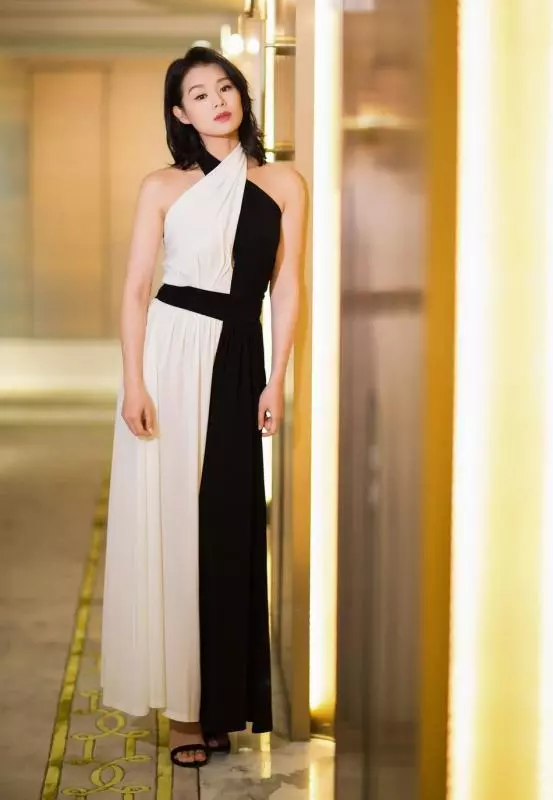 胡杏兒未修圖曝光,黑眼圈嚴重還有小肚腩,39歲女人真實狀態~