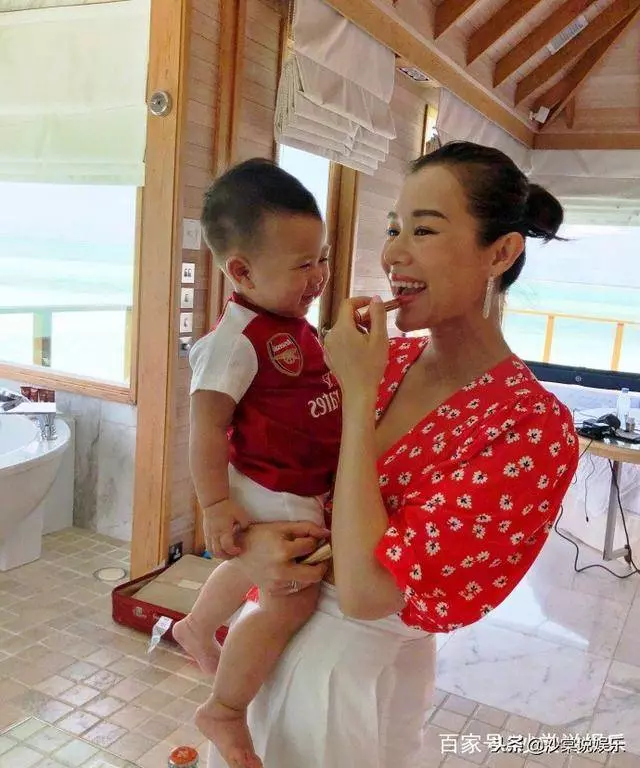 胡杏兒未修圖曝光,黑眼圈嚴重還有小肚腩,39歲女人真實狀態~