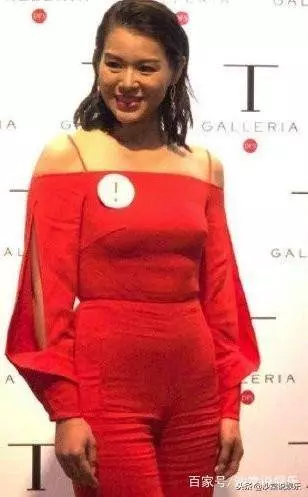 胡杏兒未修圖曝光,黑眼圈嚴重還有小肚腩,39歲女人真實狀態~