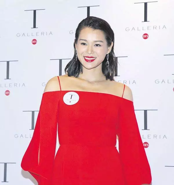 胡杏兒未修圖曝光,黑眼圈嚴重還有小肚腩,39歲女人真實狀態~