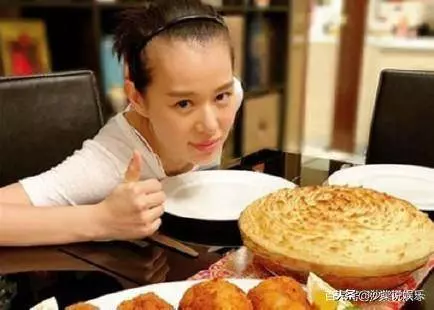 胡杏兒未修圖曝光,黑眼圈嚴重還有小肚腩,39歲女人真實狀態~