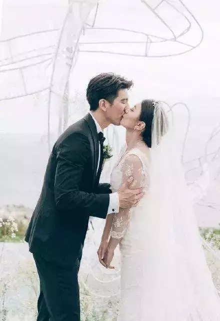 20歲為父還債, 31歲遭花花公子毆打離婚, 女神44歲嫁給小她9歲的情郎