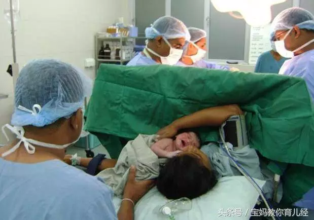 27歲產婦剛順產下孩子,突然渾身發冷,醫生掀開被子嚇得腿發軟~