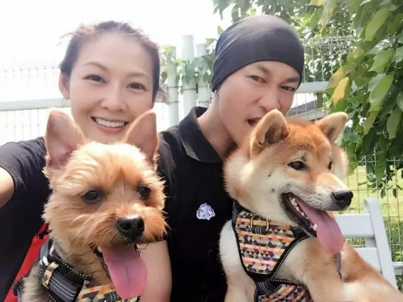 藏愛9年!婚後狂曬「與女神老婆放閃照」,43歲何潤東自爆對她一見鍾情,網友:要幸福哦~