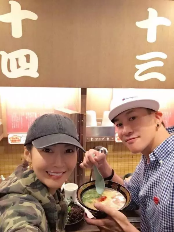 藏愛9年!婚後狂曬「與女神老婆放閃照」,43歲何潤東自爆對她一見鍾情,網友:要幸福哦~