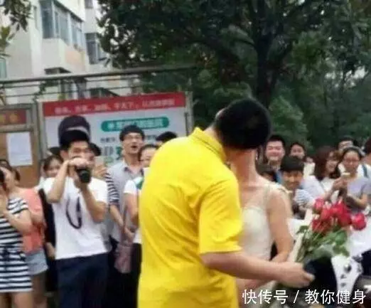男大學生遭女老師求婚,小伙激動得說不出話來,結果變成了這樣!