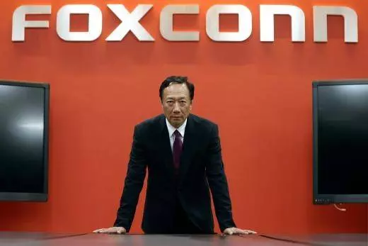 【快訊】郭台銘夫婦「現身投票所」排了1小時!批公投議題太多已失焦!