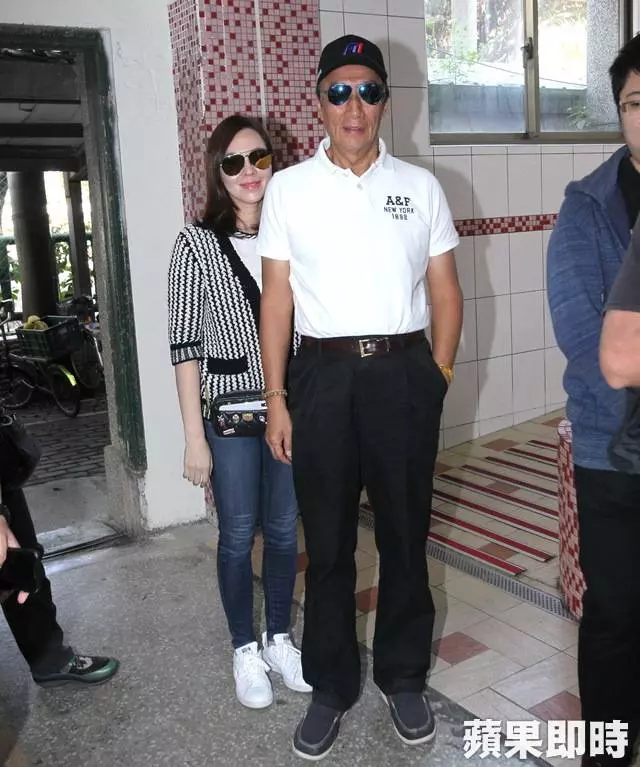 【快訊】郭台銘夫婦「現身投票所」排了1小時!批公投議題太多已失焦!