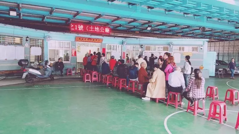 【快訊】郭台銘夫婦「現身投票所」排了1小時!批公投議題太多已失焦!