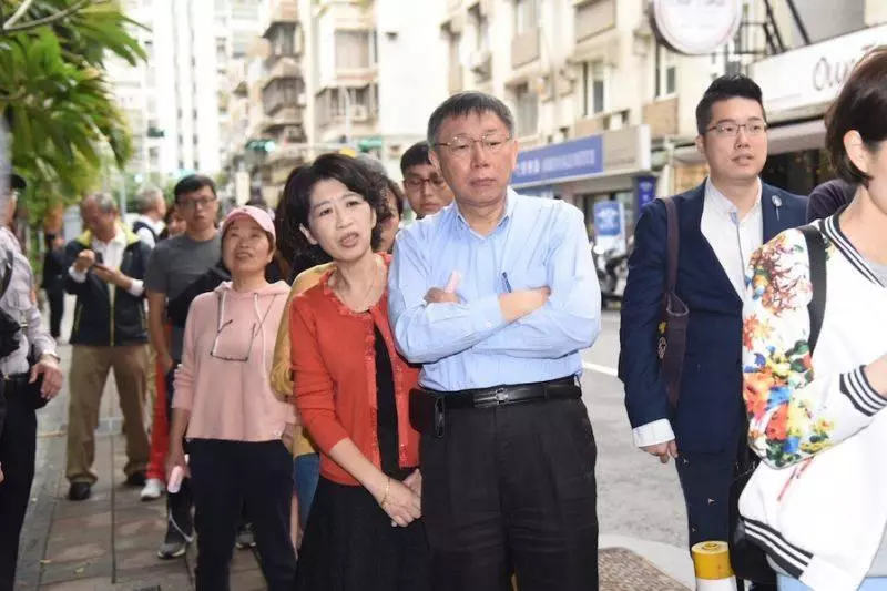 【快訊】郭台銘夫婦「現身投票所」排了1小時!批公投議題太多已失焦!