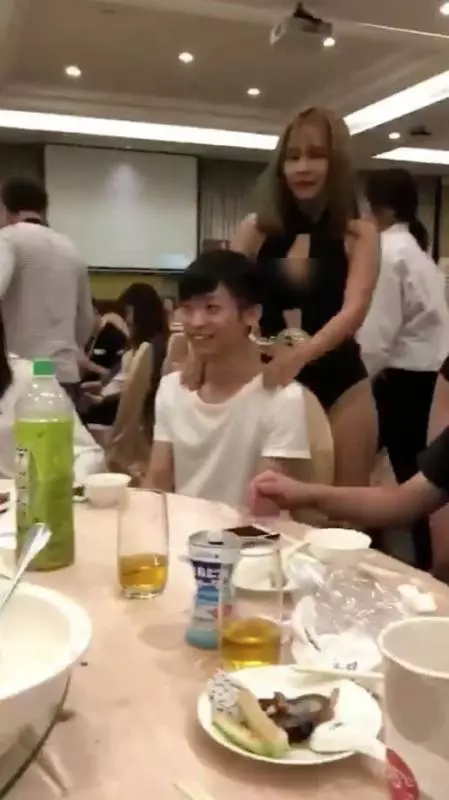 「自己的男人自己喂」,女友一個霸氣動作擋辣妹宣示主權!