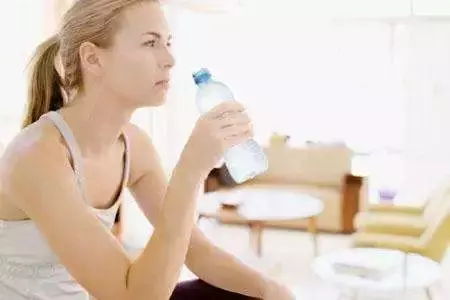 女性在衰老的時候,【下半身】會有3個表現,若你一個都沒有,恭喜你