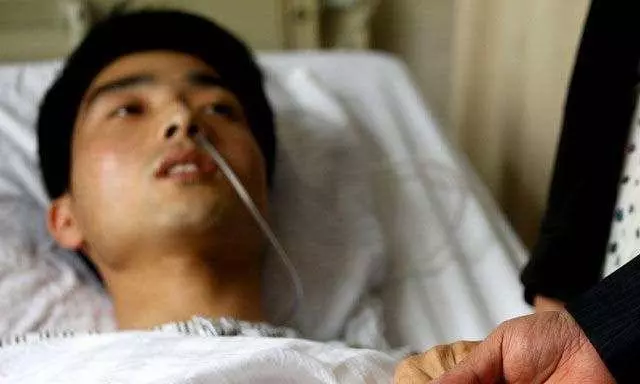 34歲小夥不抽菸不喝酒, 被查出肝病晚期, 「罪魁禍首」都是因為妻子!