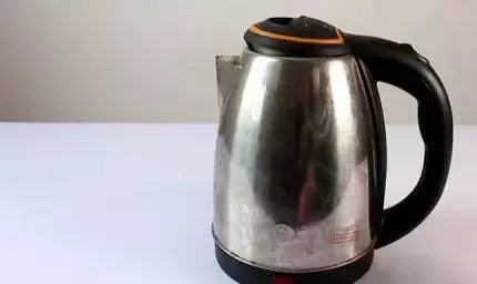 在電水壺上敷一層紙巾,竟會發生這樣的變化!太神奇了!