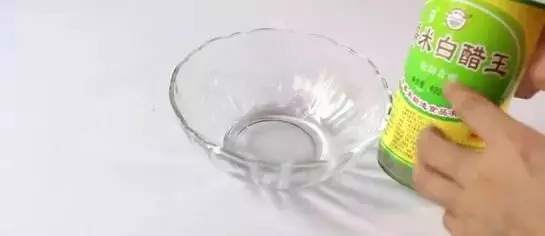 在電水壺上敷一層紙巾,竟會發生這樣的變化!太神奇了!