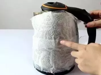 在電水壺上敷一層紙巾,竟會發生這樣的變化!太神奇了!
